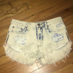 Unworn LF Carmar jean shorts size 25